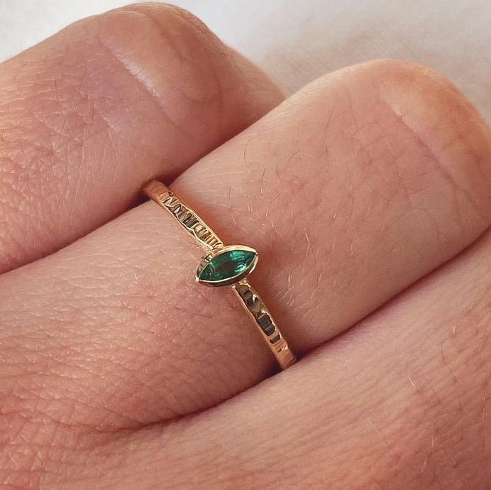 Subtiele ring in 14K goud met smaragd - Algarrada Melissa