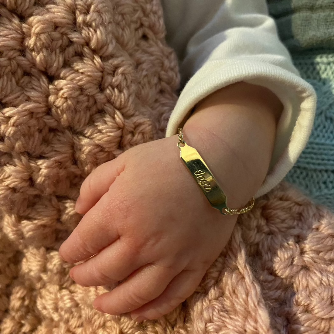 Baby armbandje in 14K geelgoud met gravering