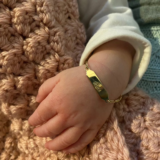 Baby armbandje in 14K geelgoud met gravering