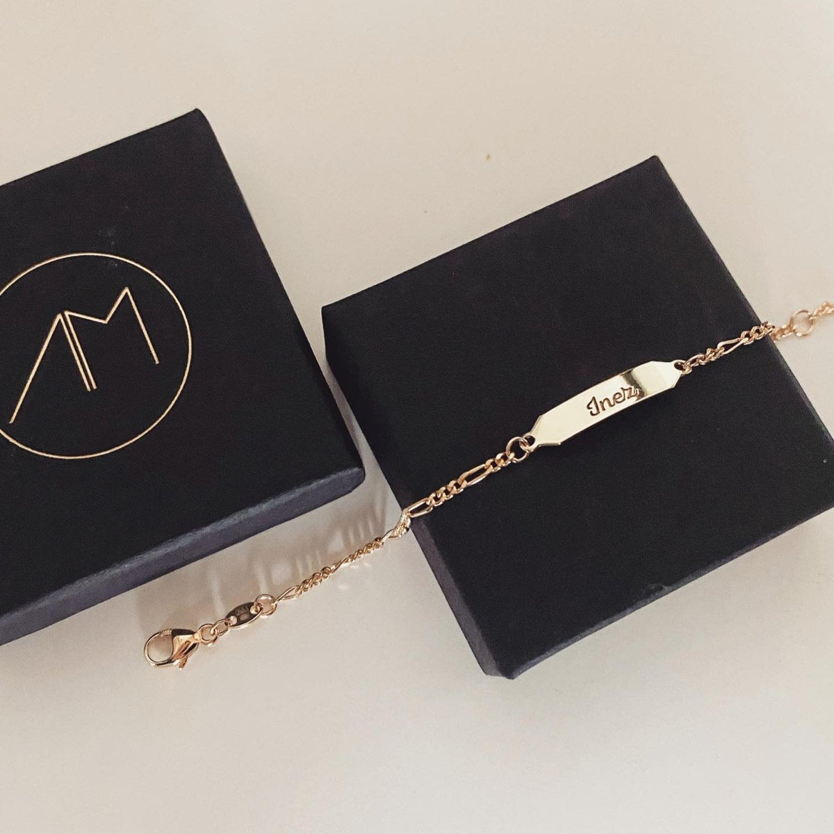 Een babyarmbandje met naam als geboortecadeau - Algarrada Melissa