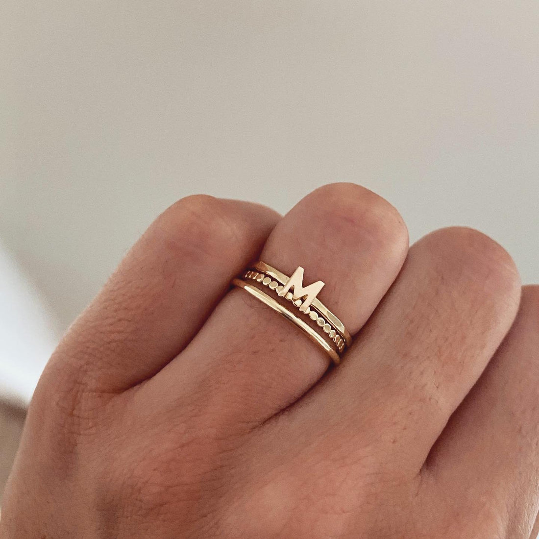 Ring met initiaal in massief 14K geelgoud