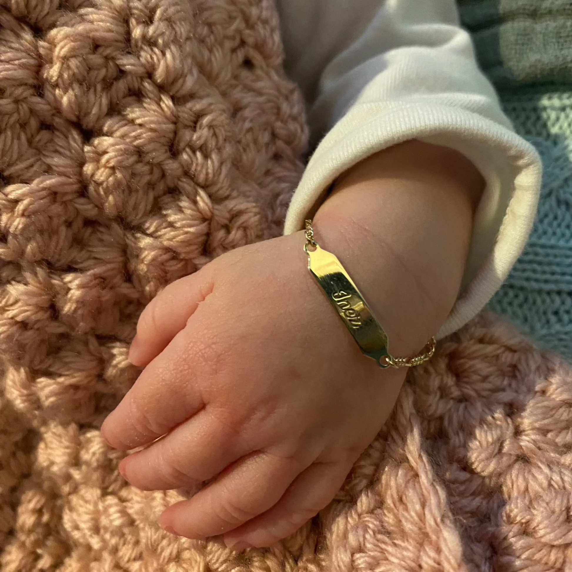 Baby armbandje in 14 karaats goud met gravering