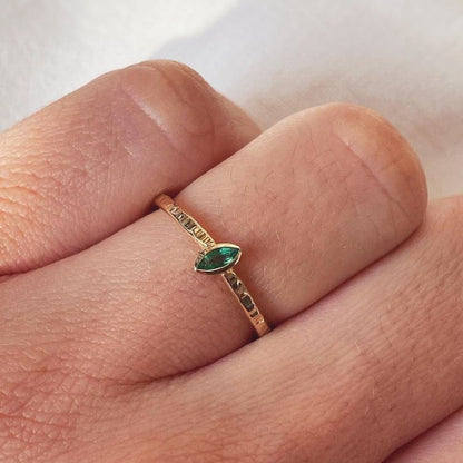 Subtiele ring in 14K goud met smaragd - Algarrada Melissa